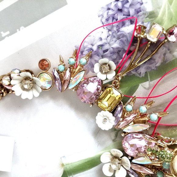 BETSEY JOHN Buzz Off Lucite Frontal Necklace - Picture 10 of 12